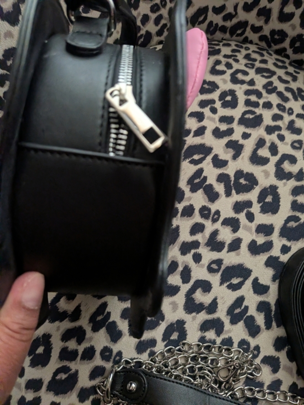 Monster High Skullette figural crossbody bag, likely from Hot Topic, Pink Bow - Picture 8 of 11